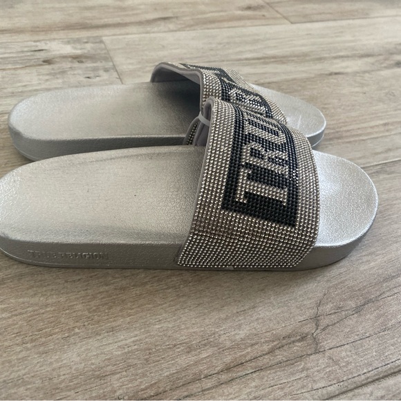 True Religion Meyer Bling Women’s Silver Black Slides Slippers Sandal Size 7 - Picture 2 of 4